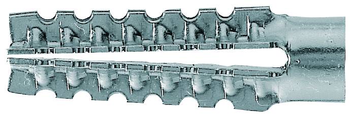 Rozřezaný pohled na drážkovanou, válcovitou trubici ukazující vnitřní komory nebo kanály podél její délky.