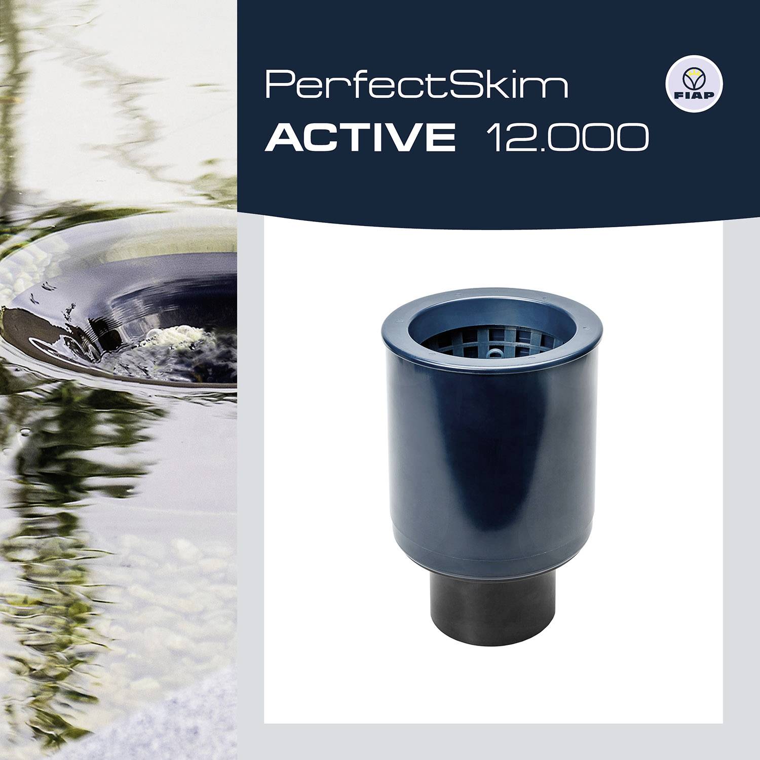 Bazénový skimmer 'PerfectSkim ACTIVE 12.000' vedle vodní plochy. Modré zařízení vpravo v obraze, vlevo voda se zrcadlovým odrazem. Firemní logo v pravém horním rohu.