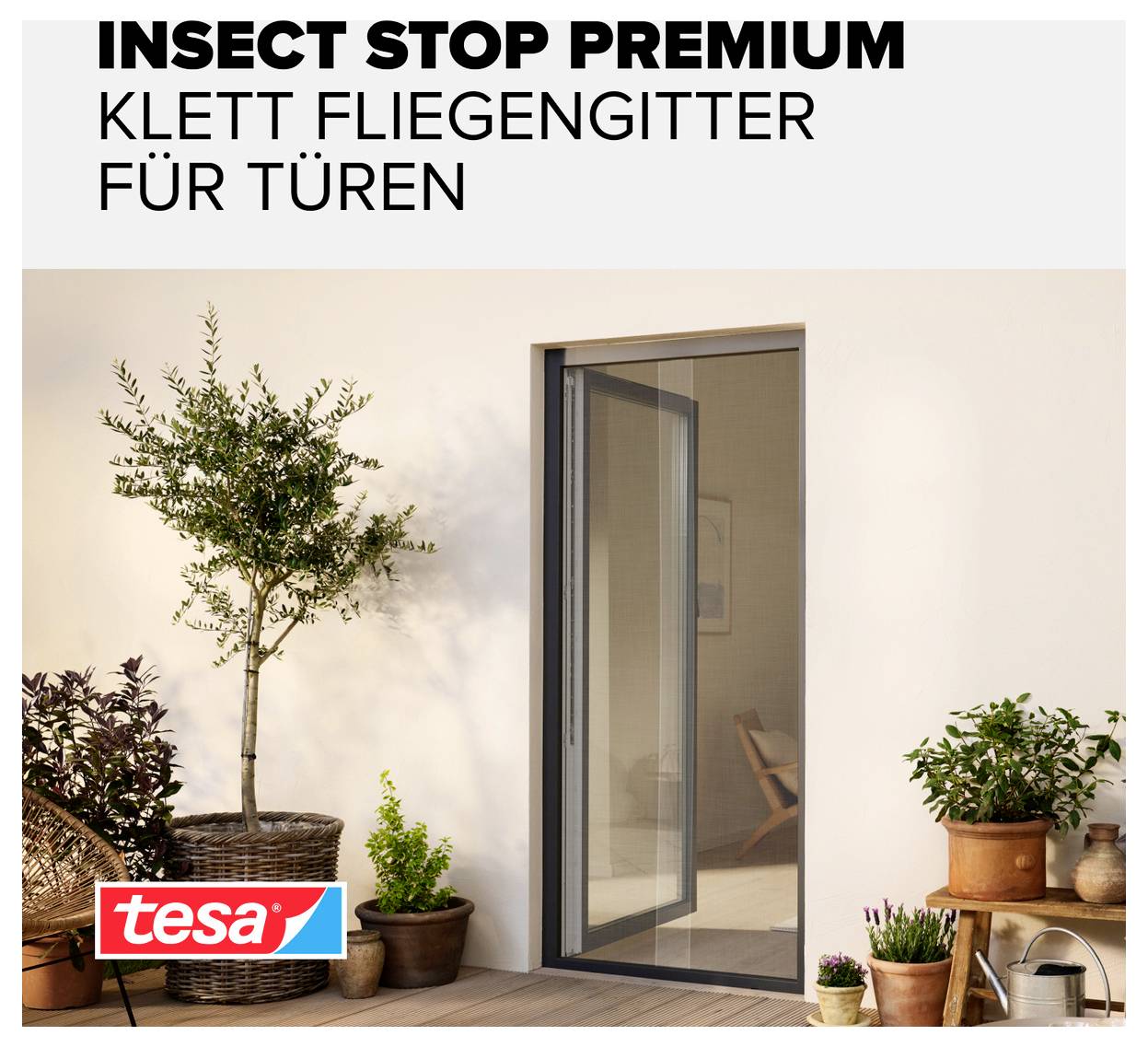 Produktový obrázek sítě na hmyz se suchým zipem na dveře s nápisem 'INSECT STOP PREMIUM' a 'Tesa'; otevření dveří s instalovanou ochranou proti hmyzu v obytné oblasti.