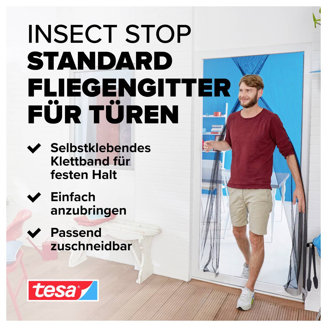 Reklamní inzerát pro "INSECT STOP Standard Moskytiéra pro dveře" s mužem u dveří; zdůrazňuje samolepicí pásku na suchý zip, snadnou montáž a přizpůsobitelný střih na míru.