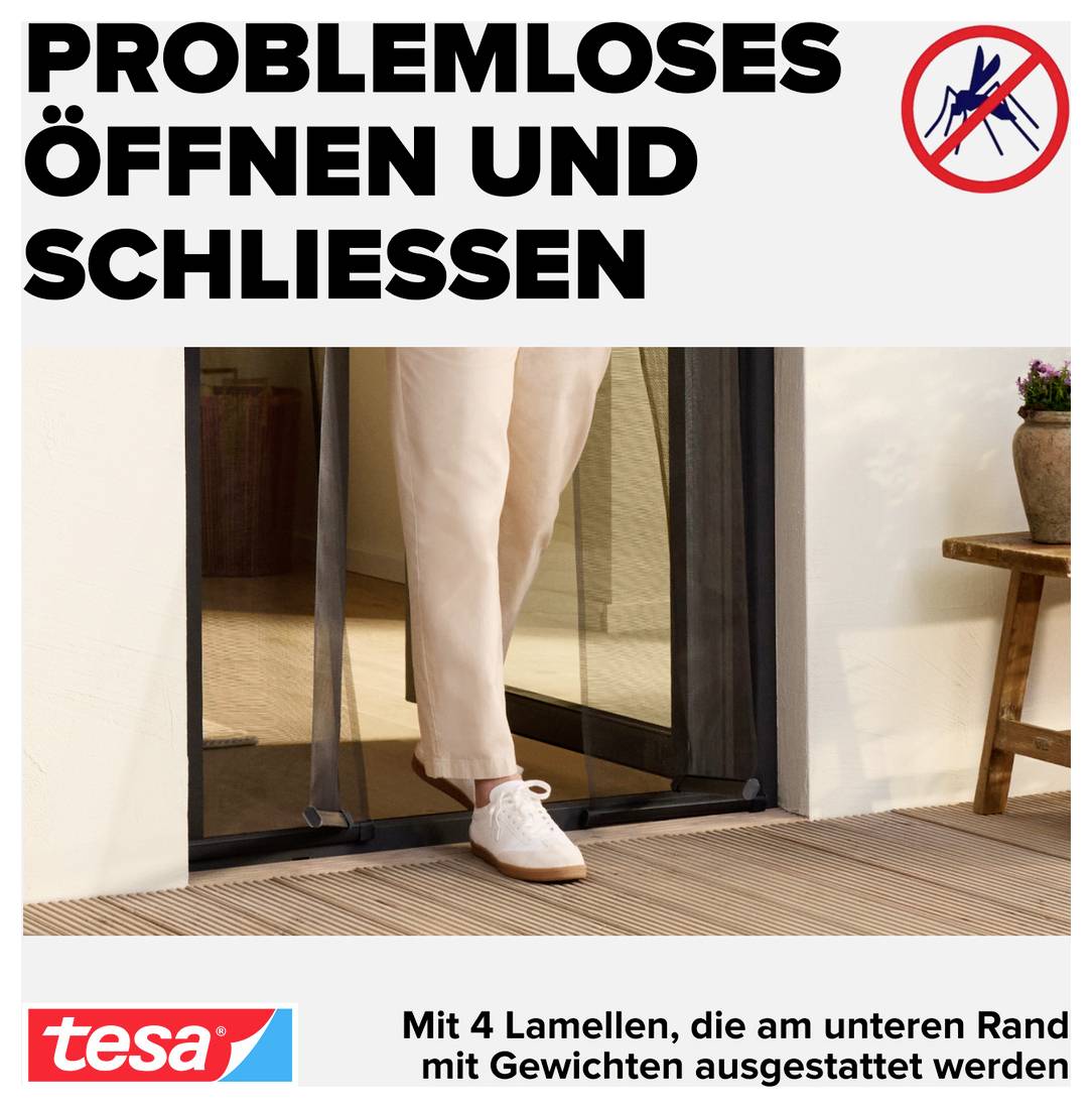 Reklamní obrázek značky tesa pro "bezproblémové otevírání a zavírání" síťové dveří proti hmyzu se 4 zatíženými lamelami na spodním okraji.