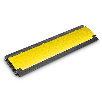 Žlutý kryt kabelového mostu vyrobený z odolného materiálu, s protiskluzovým povrchem, vhodný pro staveniště nebo dočasné akce.