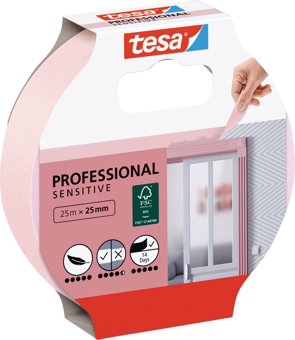 Role růžové profesionální citlivé lepicí pásky Tesa, 25mm x 25m, v obalu zobrazujícím použití na zárubni dveří. Certifikováno FSC, odstranitelné bez zbytků do 14 dnů.