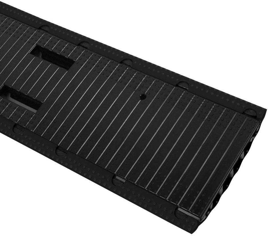 Černá plastová rampa s rovnoběžnými drážkami; vhodná pro použití u obrubníků nebo nakládacích ramp.