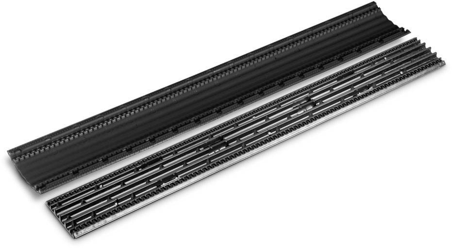 Dva černé, podlouhlé pásy izolačního materiálu používané k utěsnění okrajů střechy na bílém pozadí.