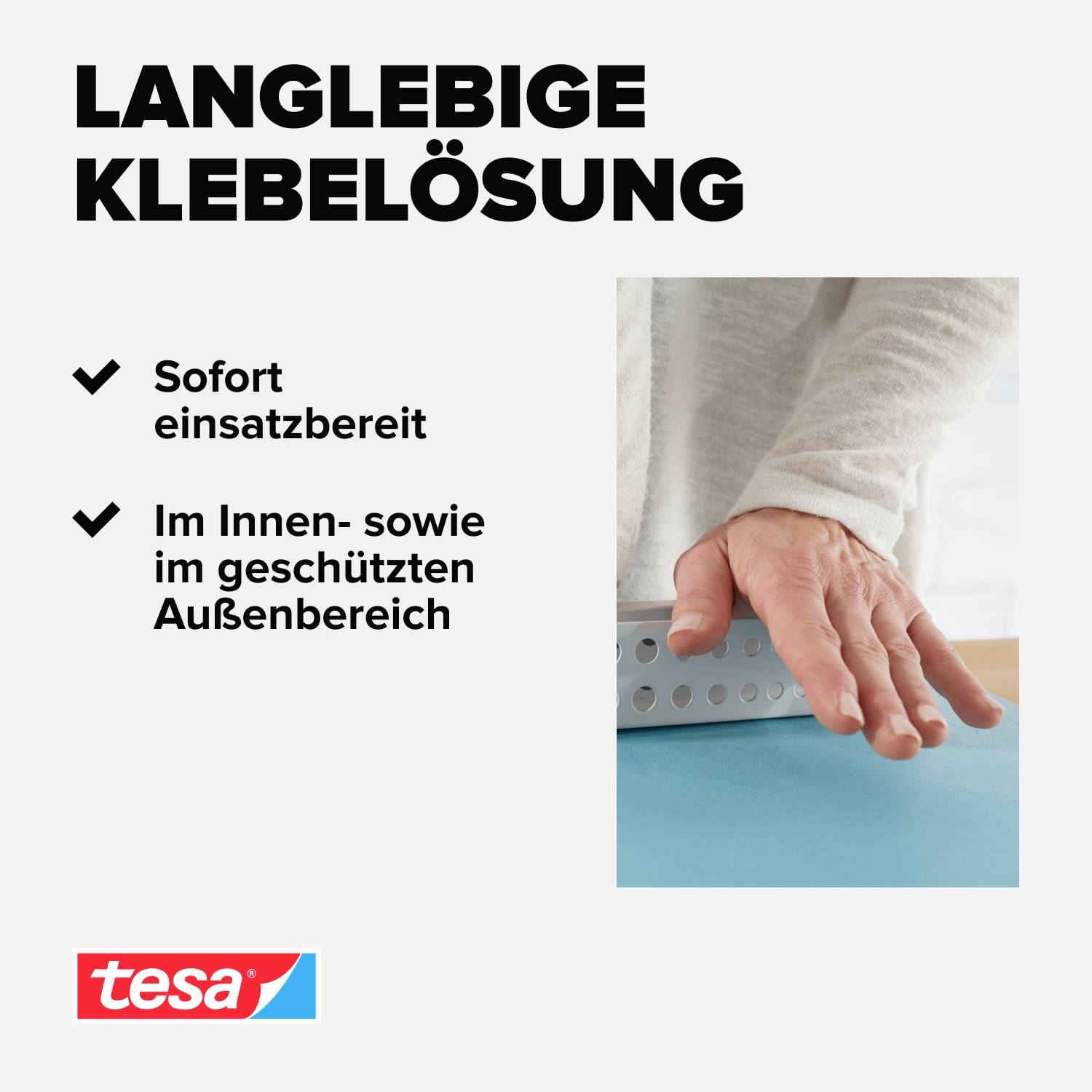 Dlouhodobé lepicí řešení: Okamžitě použitelné. Pro vnitřní i chráněné vnější prostory.' Osoba lepí pásek na povrch.