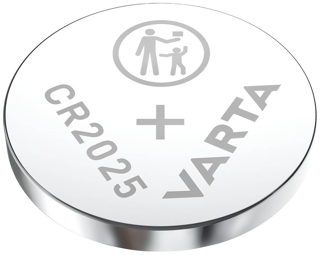 Stříbrná knoflíková baterie s vyraženými znaky 'CR2025' a 'VARTA'; symbol nahoře zobrazuje dospělého a dítě.