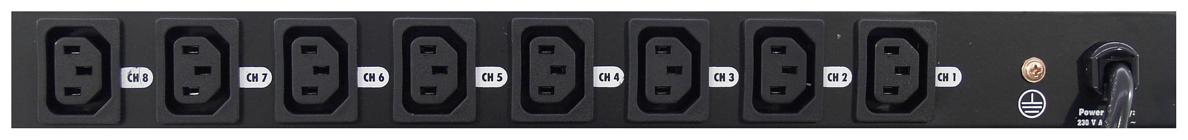 Černá prodlužovací lišta s osmi zásuvkami a kulatým vypínačem na pravé straně.