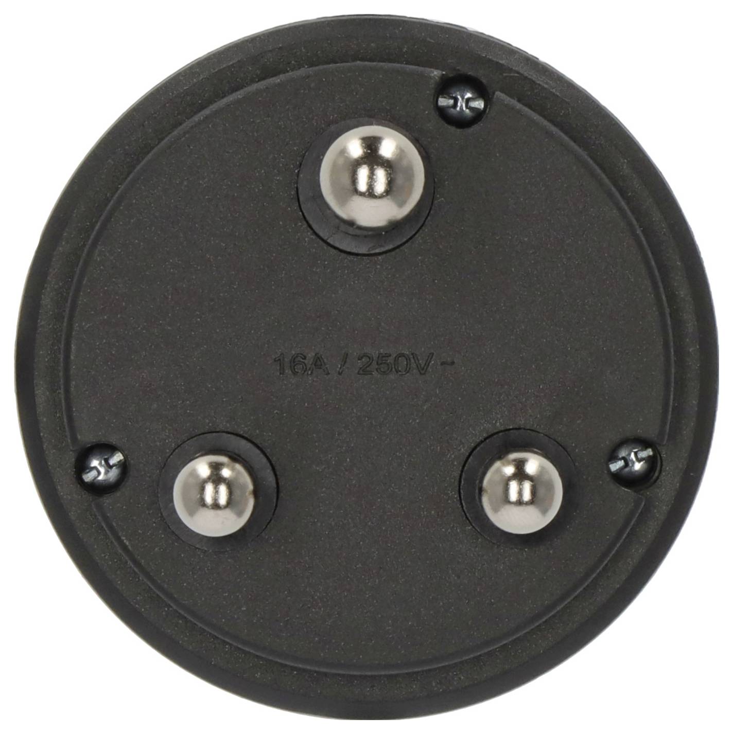 Detailní pohled na kulatý černý elektrický konektor se třemi kovovými kolíky, s označením "16A / 250V".