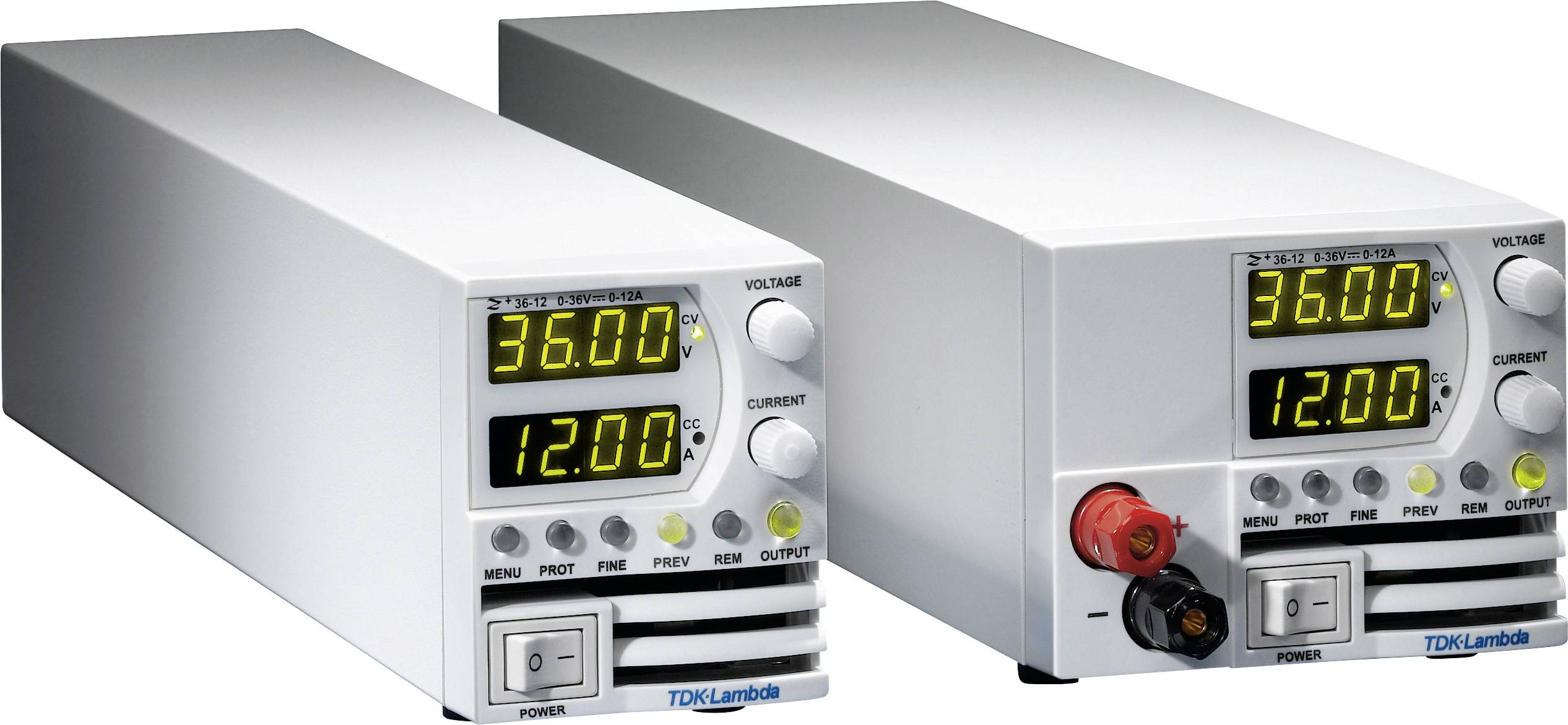 Dva napájecí zdroje s LED displeji zobrazují '36,00' voltů a '12,00' ampérů. Jeden z nich má konektory na přední straně.