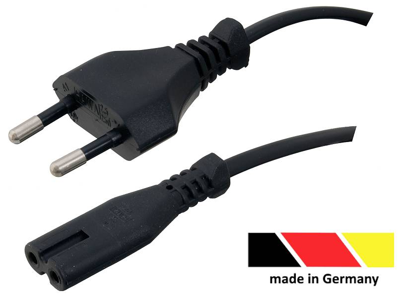 Černý síťový kabel se dvoupólovým konektorem, vedle něj štítek „made in Germany" s černočerveně-zlatým barevným pruhem.