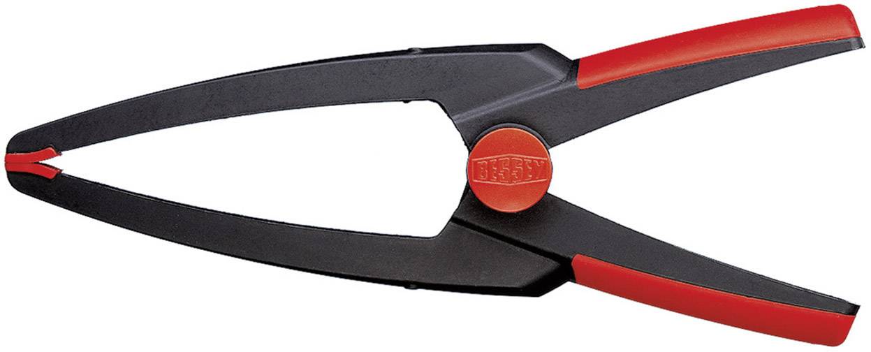 Červené a černé kleště leží napříč. Rukojeť je ergonomicky tvarovaná. Nástroj pro uchopení nebo řezání předmětů.