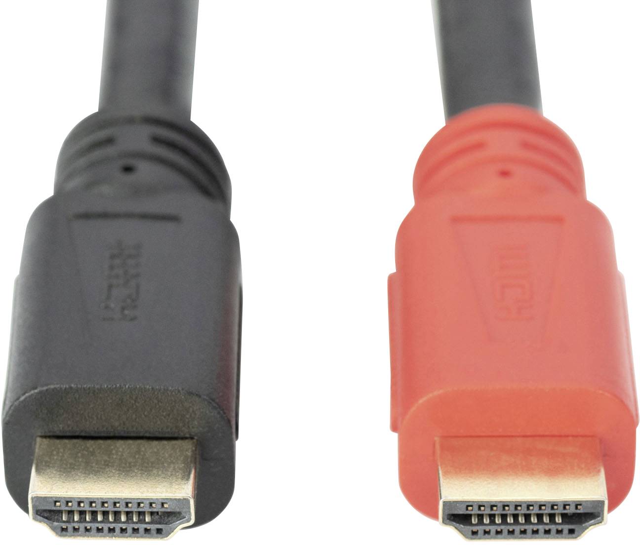 Černý a červený HDMI kabel vedle sebe, oba s koncovkami konektorů směřujícími dopředu.