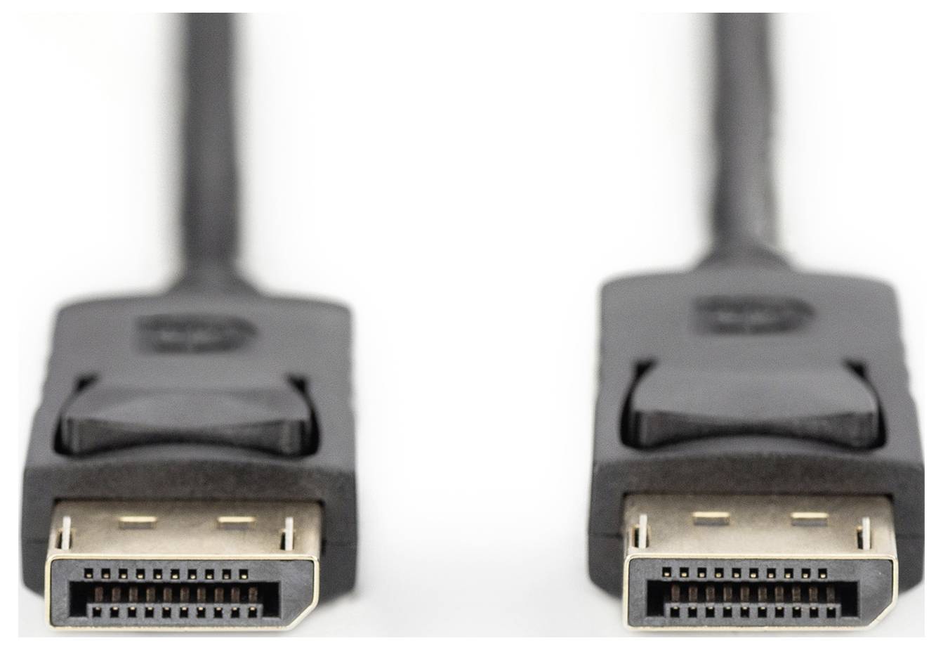 Dva černé DisplayPort kabely se shodným zapojením leží vedle sebe na bílém pozadí.