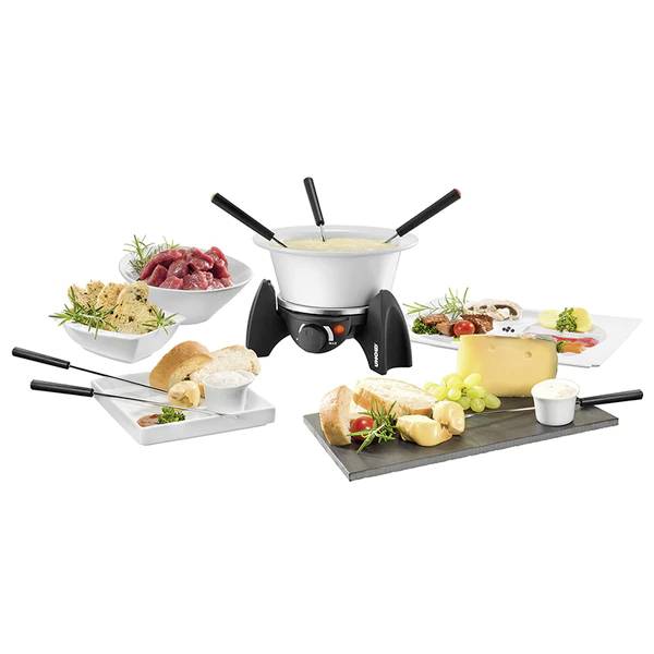 Fondue souprava se třemi vidličkami, obklopená masem, chlebem, sýrem a hrozny na talířích. Ideální pro společné stravování.