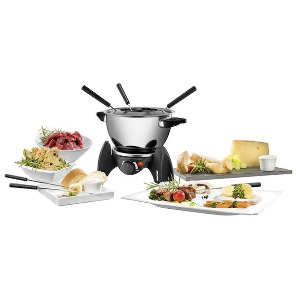 Fondue souprava s hrncem a čtyřmi vidličkami, obklopená talíři s masem, chlebem, sýrem a zeleninou. Dokonalé pro společenské posezení.
