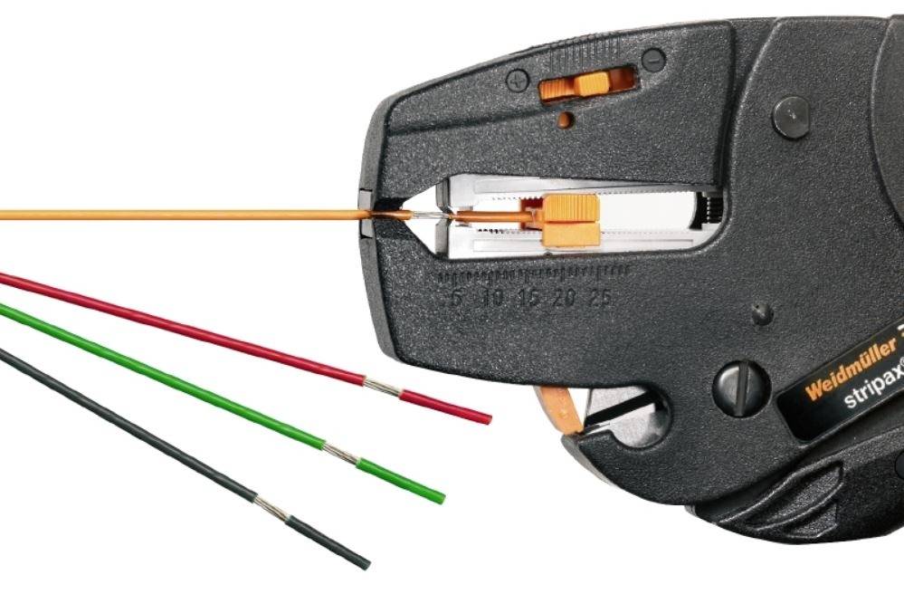 Odstraňovač izolace odstraňuje červené, zelené a černé kabely a ukazuje přesný proces odstraňování izolace pro elektrické aplikace.