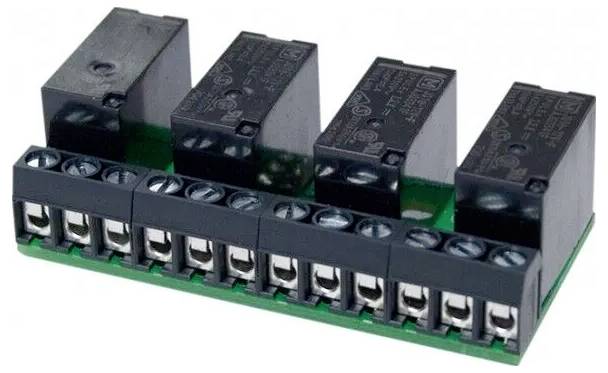 Zelená deska plošných spojů se čtyřmi černými relé a řadou svorkovnicových konektorů, používaná pro ovládání elektrických zařízení.