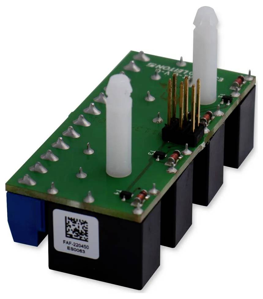 Zelená deska plošných spojů s elektronickými komponenty, včetně vysokých bílých konektorů a shluku zlatých pinů, umístěná na černém podkladu.