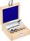 Dřevěná krabice s otevřeným víkem obsahující sadu přesných vážních závaží různých velikostí, prezentovaných na modrém sametu.
