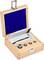 Dřevěná krabice s modrým sametovým výstelkou, obsahuje závaží a pinzetu. Používá se pro přesná měření v laboratořích nebo dílnách.
