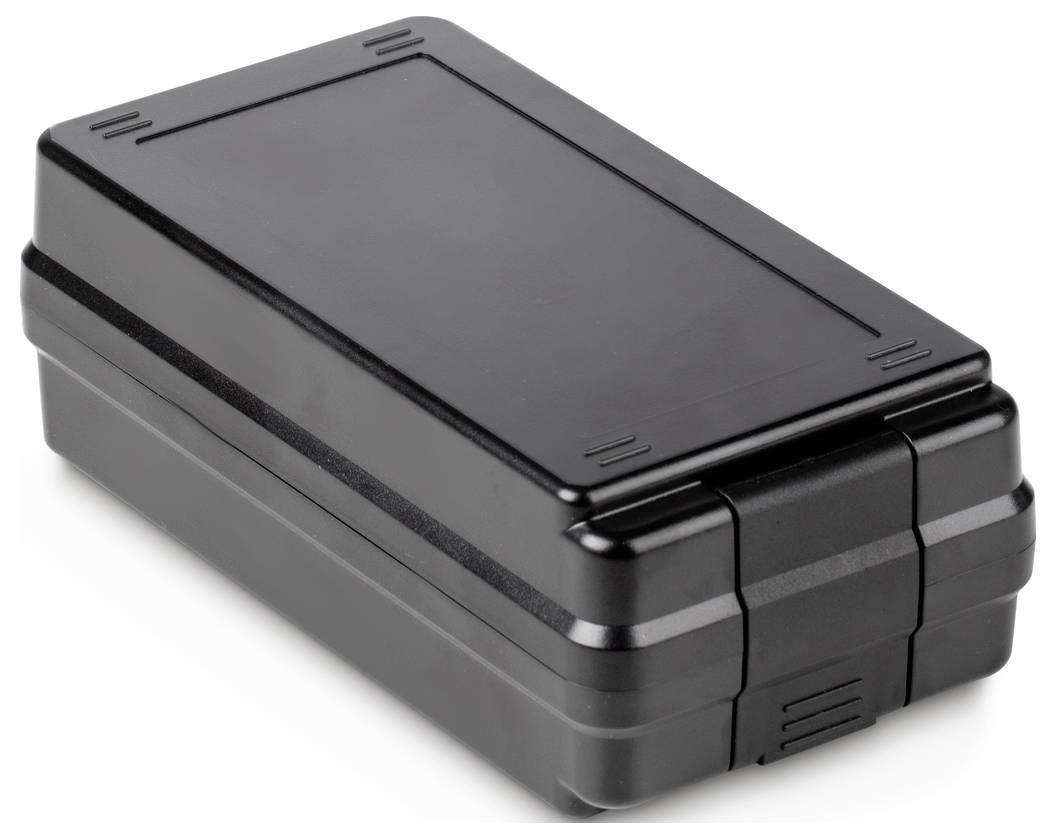 Černý plastový box s obdélníkovým tvarem a výklopným víkem, vhodný pro ukládání nebo přepravu menších předmětů.