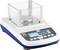 Přesná váha s digitálním displejem zobrazuje '0,000 g'. Skleněný ochranný kryt kolem vážicí plošiny; pod ním tlačítka pro různé funkce.