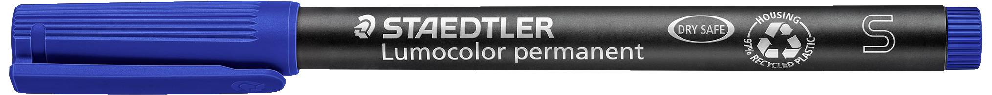 Modrý permanentní fix od Staedtleru, model 'Lumocolor', vyrobený z recyklovaného materiálu, vhodný pro dlouhodobé značení.