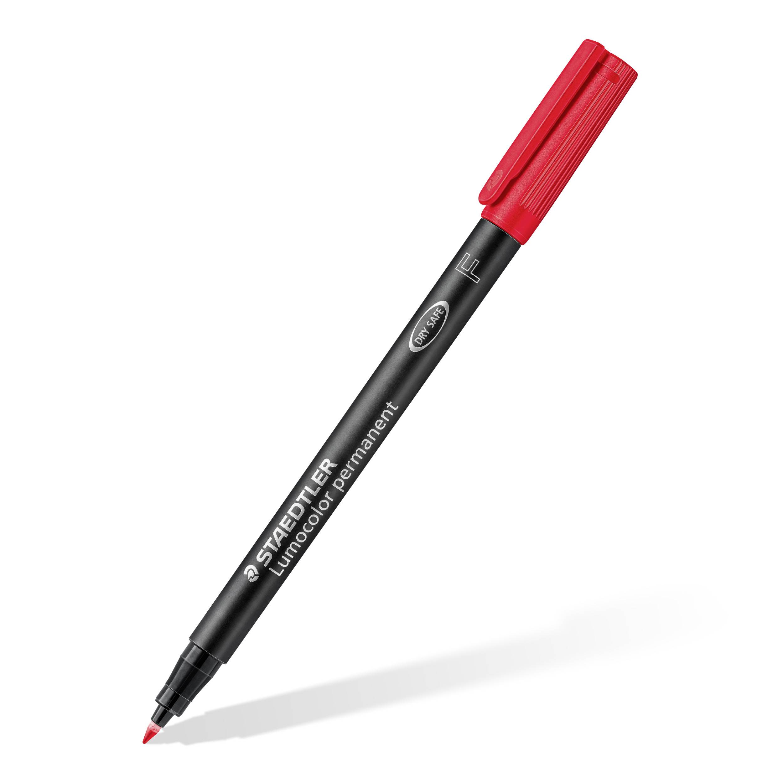 Červený permanentní fix s odnímatelným víčkem leží šikmo. Na peru je napsáno 'STAEDTLER Lumocolor permanent'.