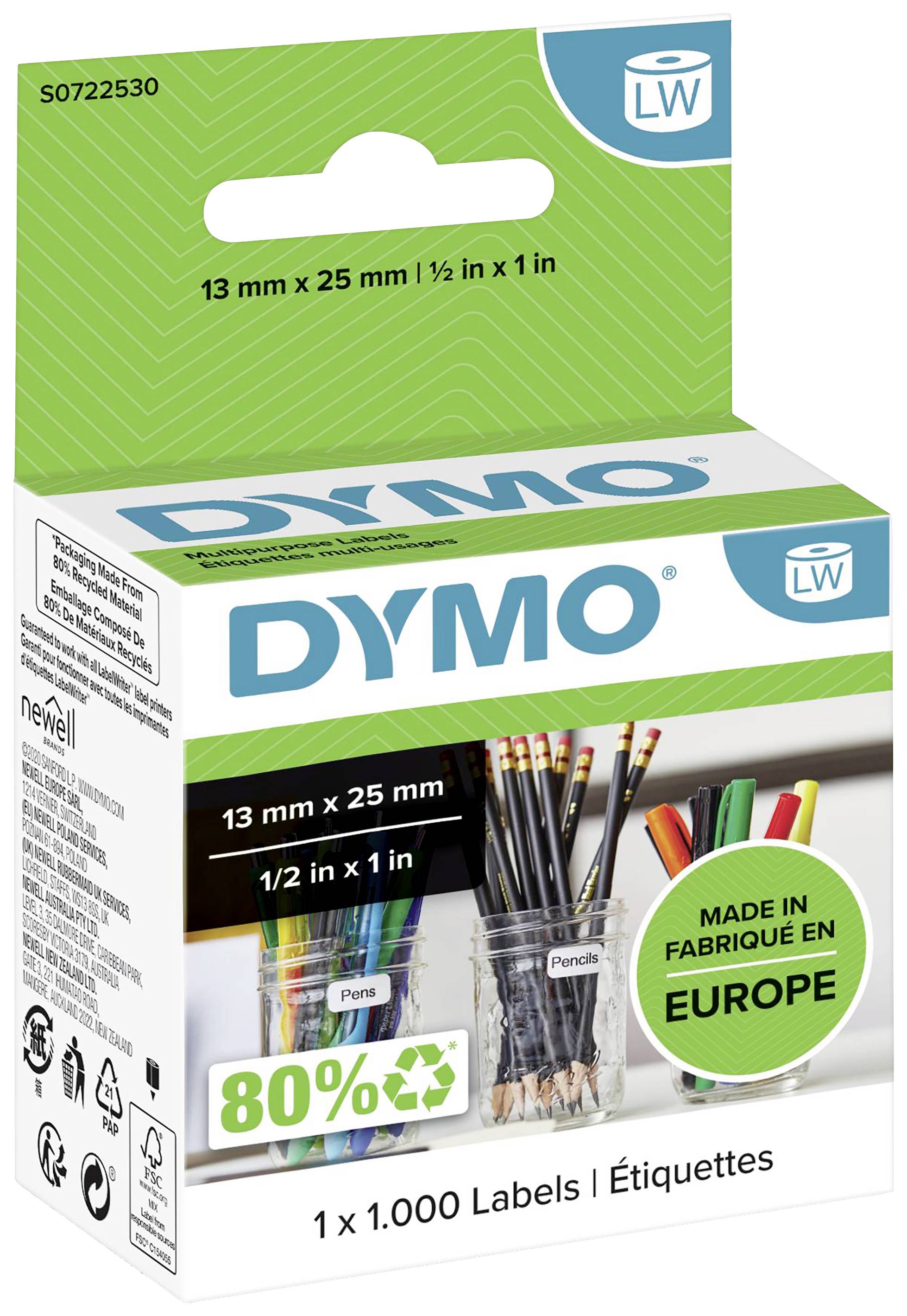Balení produktu DYMO štítků, 13 mm x 25 mm. Obsahuje 1.000 štítků. Vyrobeno v Evropě. Tužky ve sklenici v pozadí.