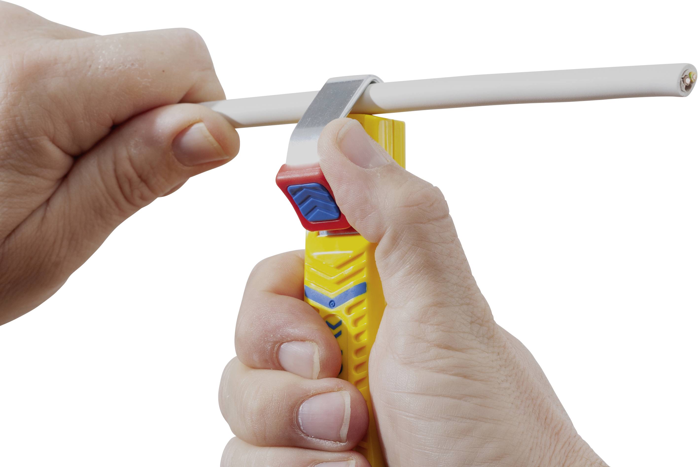 'Detail osoby, která odizoluje kabel pomocí nástroje.'