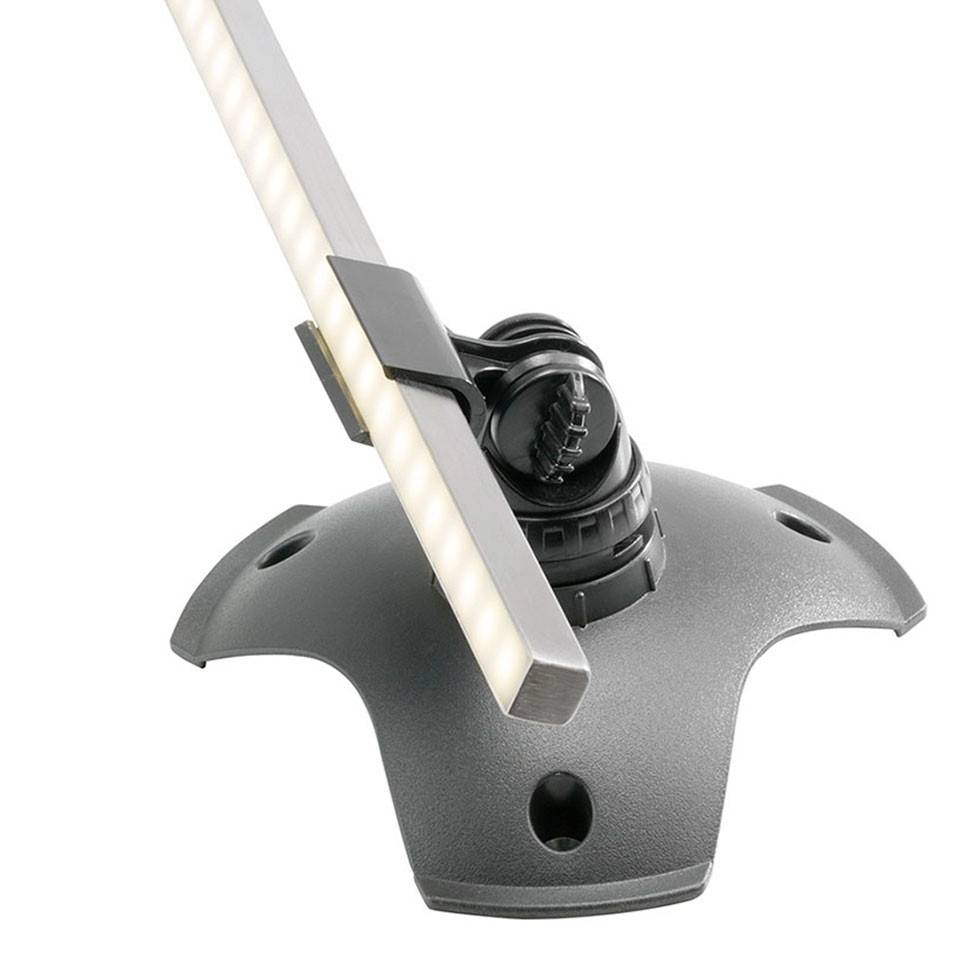 Moderní nastavitelná LED lampa na stabilní základně.