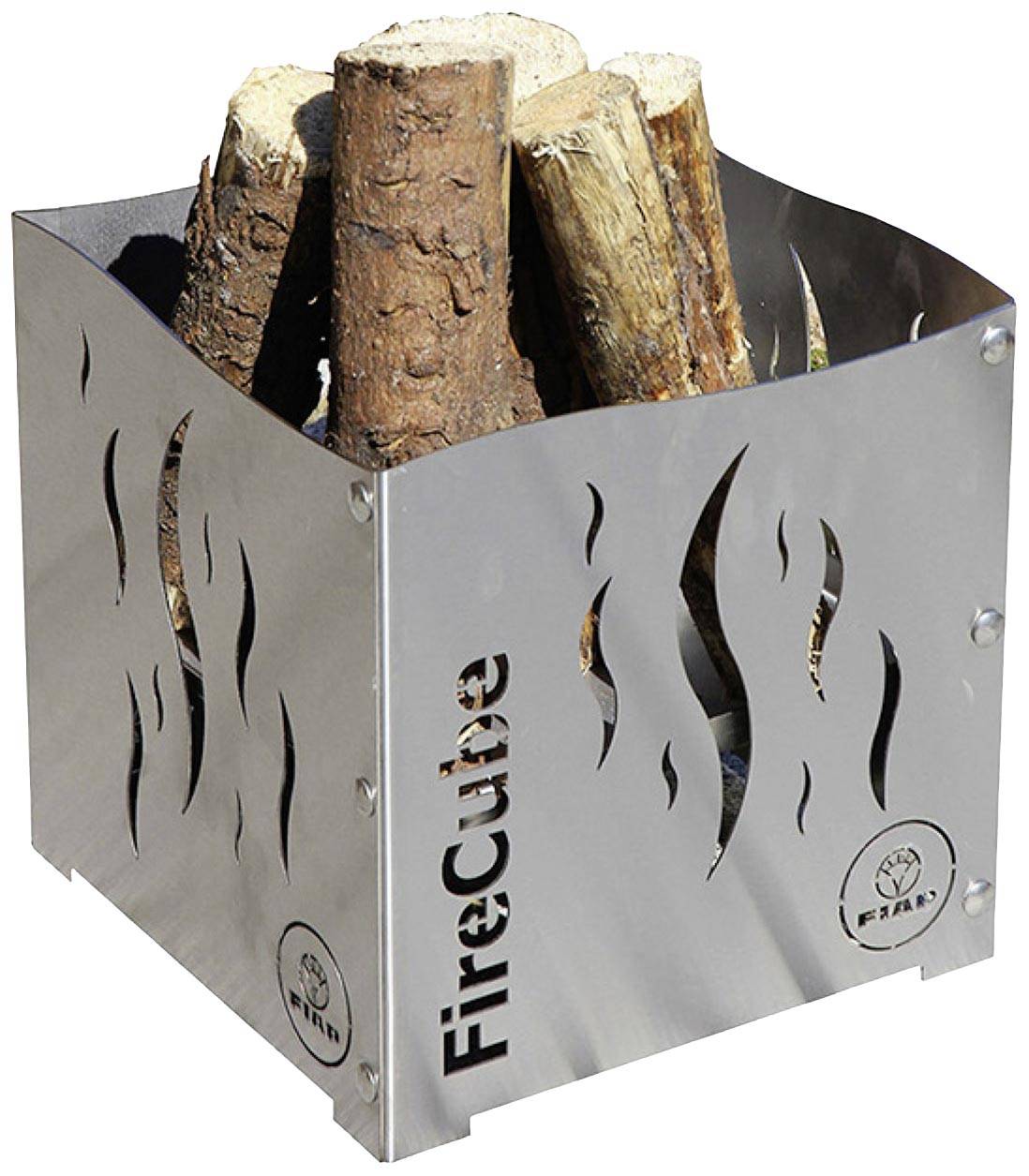 Kovový ohňový koš se vzorem plamenů, naplněný dřevěnými poleny. Koš je označen nápisem 'FireCube'.