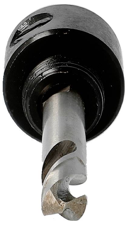 Detailní snímek kovového svrdla nebo pilového nástroje s válcovitým černým držákem na bílém pozadí.