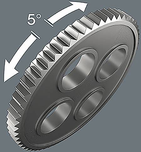 Obrázek kulatého ozubeného kola se čtyřmi kruhovými otvory, nakloněného pod úhlem 5 stupňů na šedém pozadí, s navigačními šipkami nahoře.