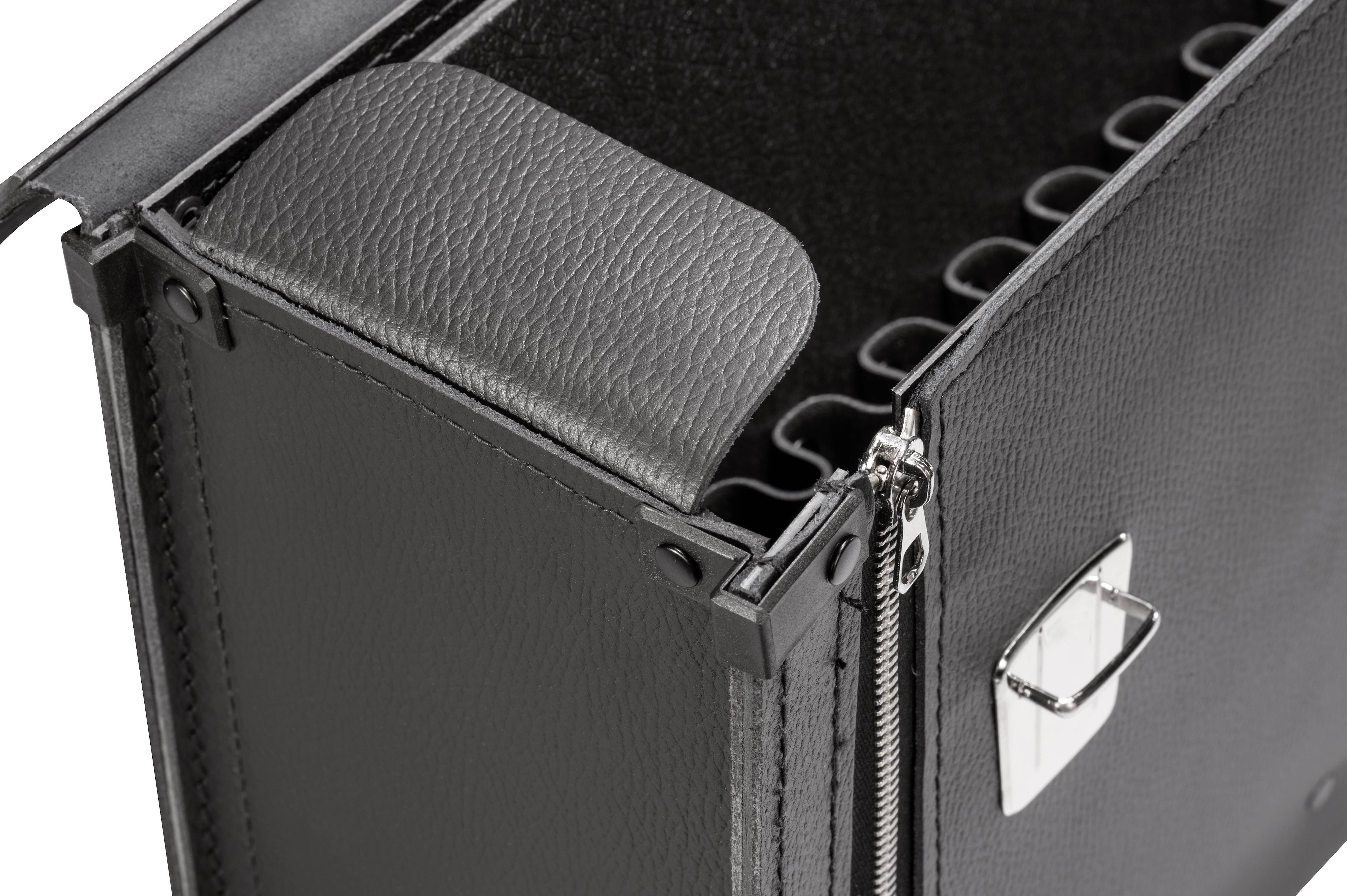 Černá otevřená složka s kroužkovou mechanikou, zipem a kovovým uzávěrem zobrazená s mnoha detaily.