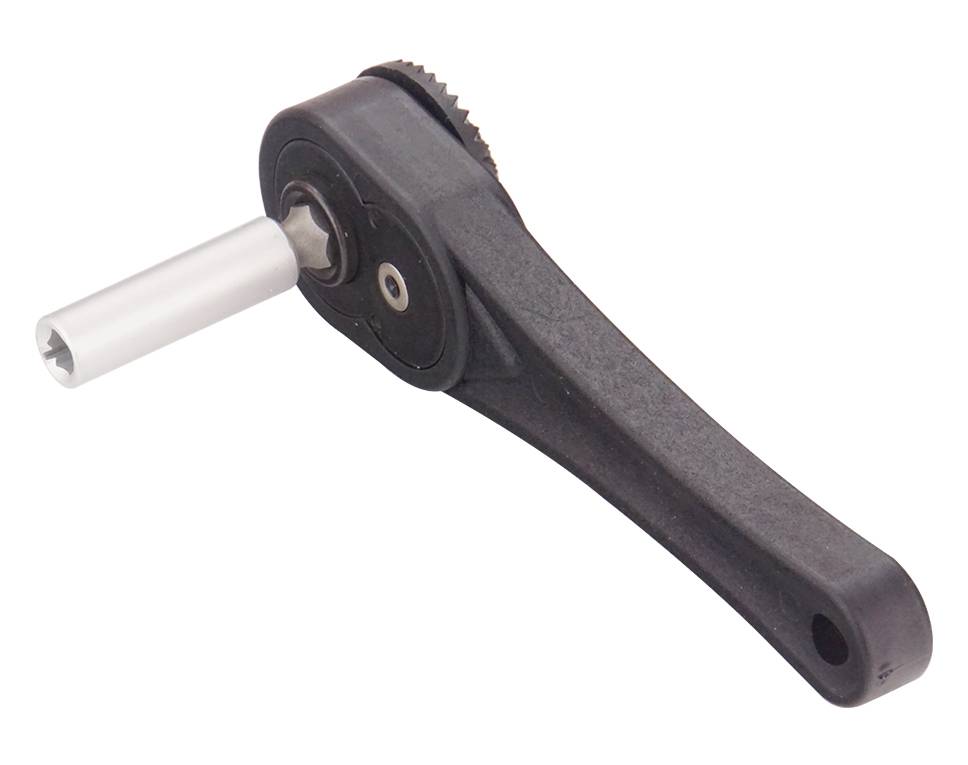 Černý ráčnový klíč s šestihrannou stříbrnou hlavou, vhodný pro utahování nebo povolování šroubů.