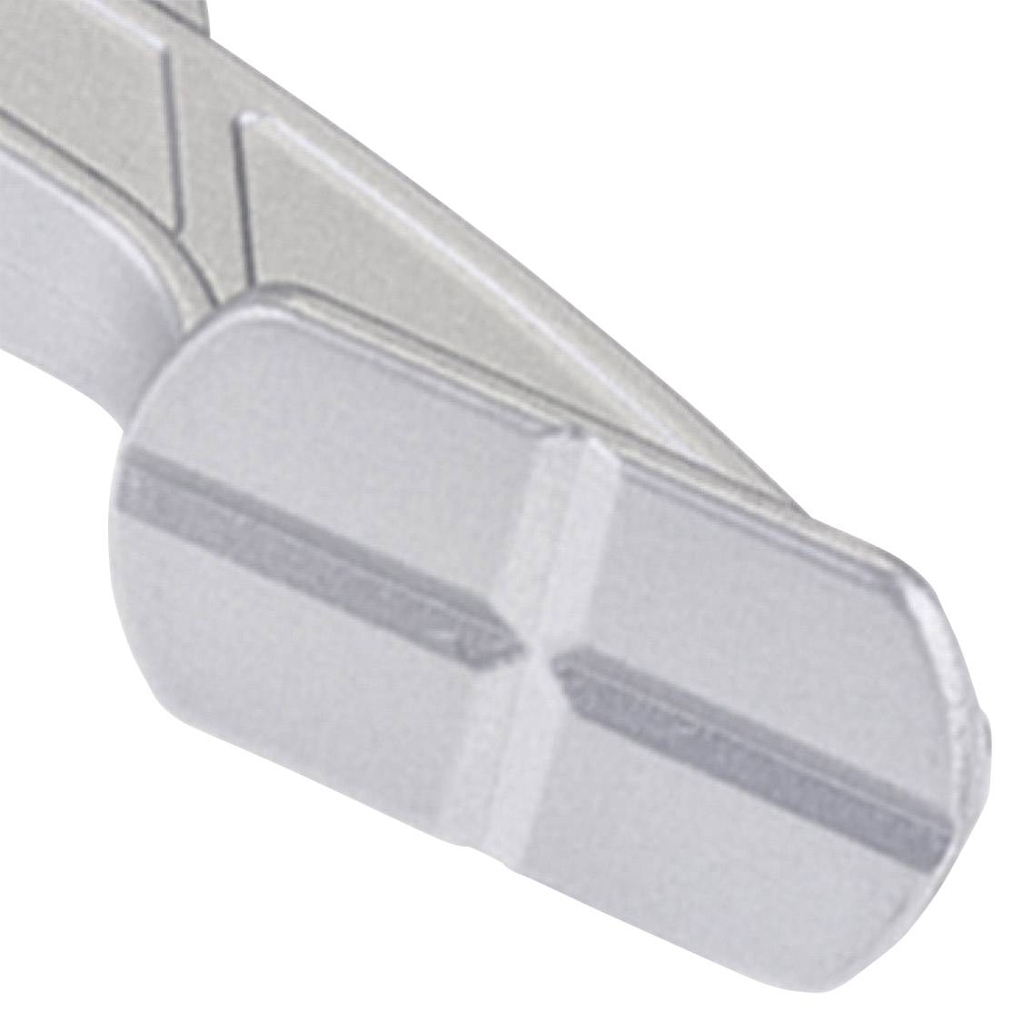 Detailní záběr kovového pedálu jízdního kola ukazující strukturovaný povrch a design určený ke zvýšení přilnavosti.