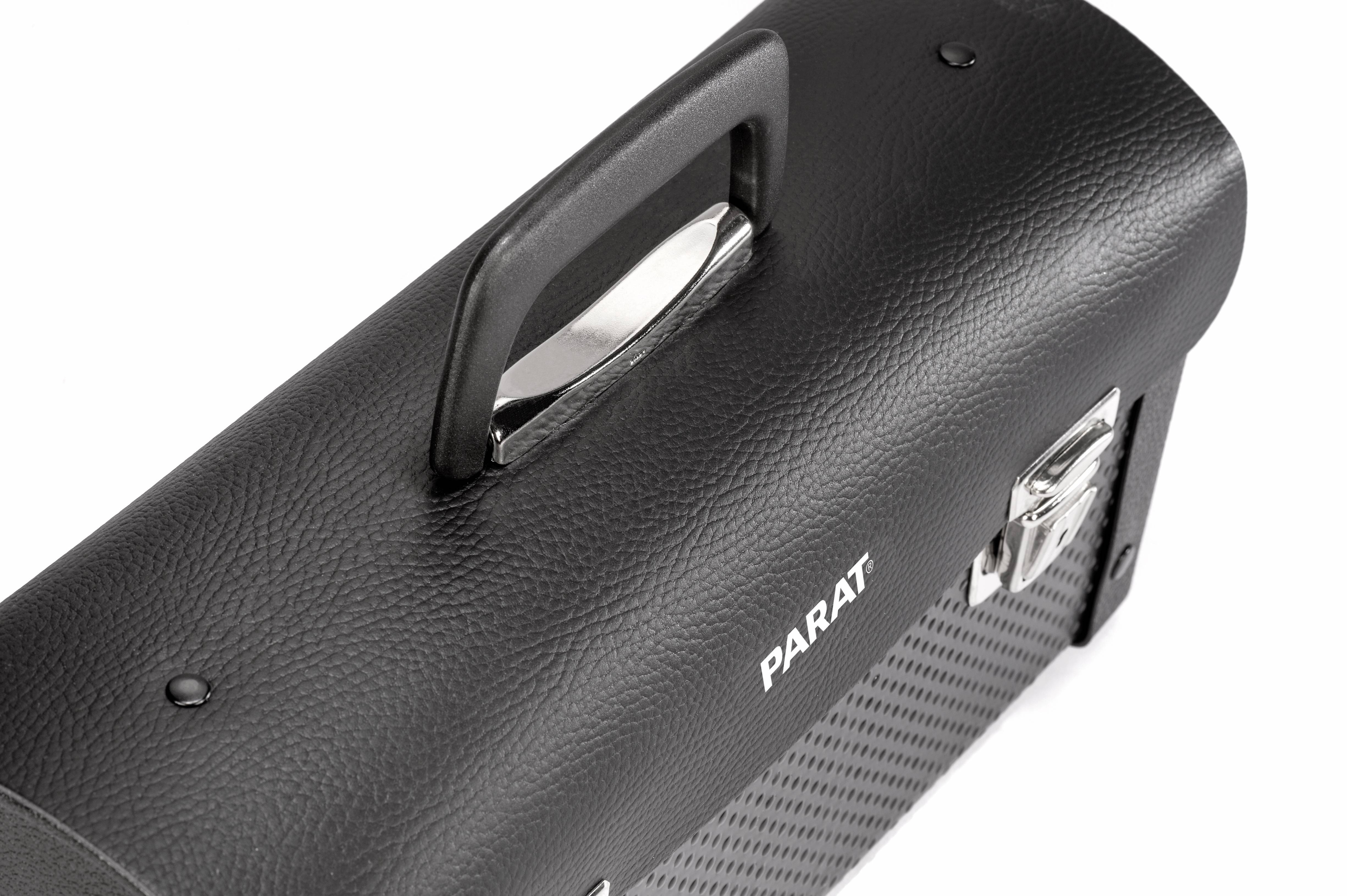 Černý, obdélníkový kufřík s lesklým madlem a zámkem, na boku s názvem značky 'PARAT'.