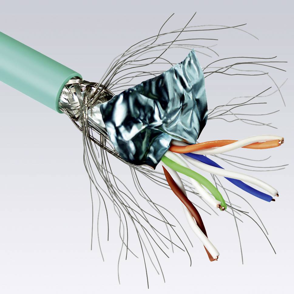 Otevřený datový kabel s odhalenými vodiči a stíněním odhaluje vnitřní strukturu a složení síťového kabelu.