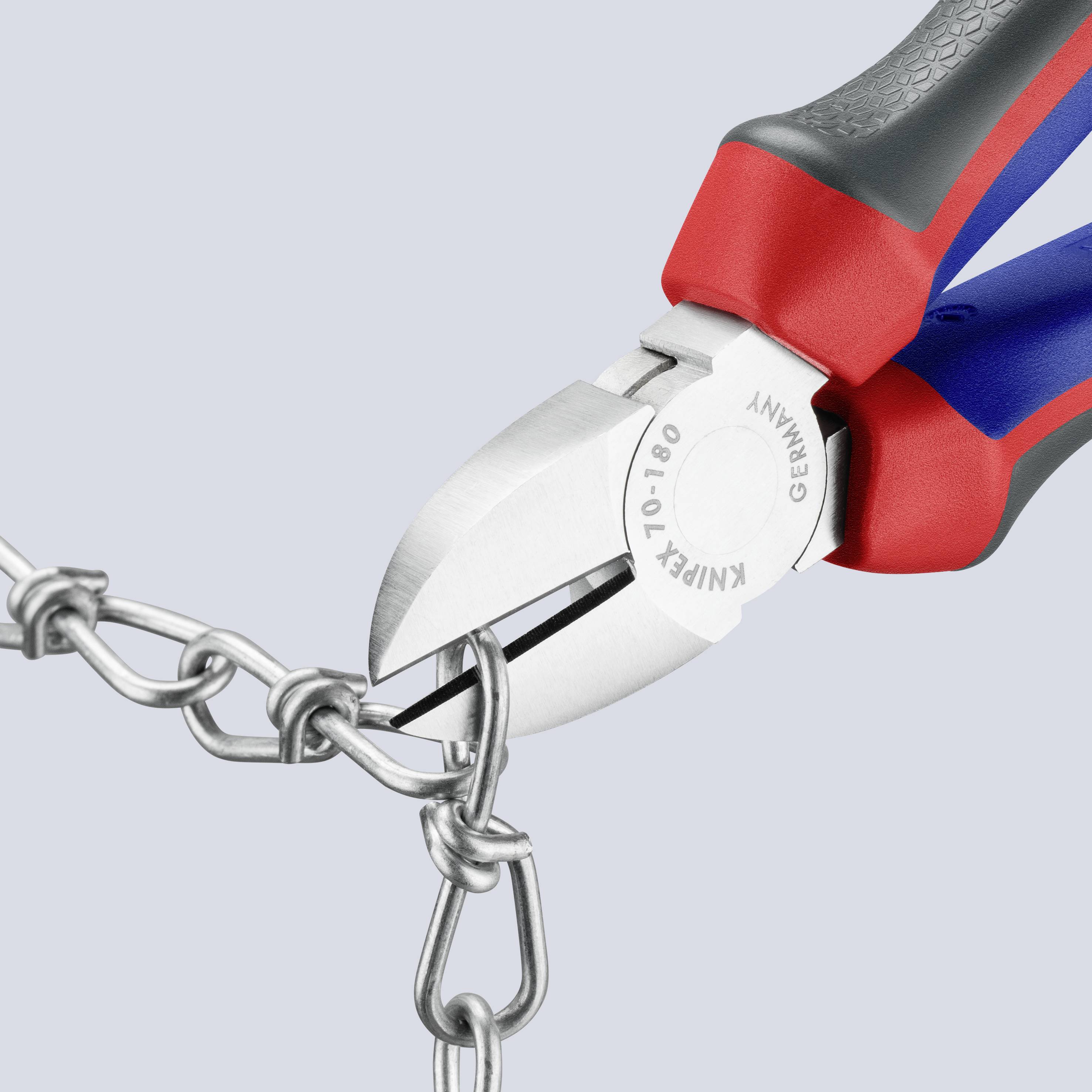 Kleště oddělují kovový řetěz. Rukojeti kleští jsou červené a modré, čepel je z lesklého kovu.