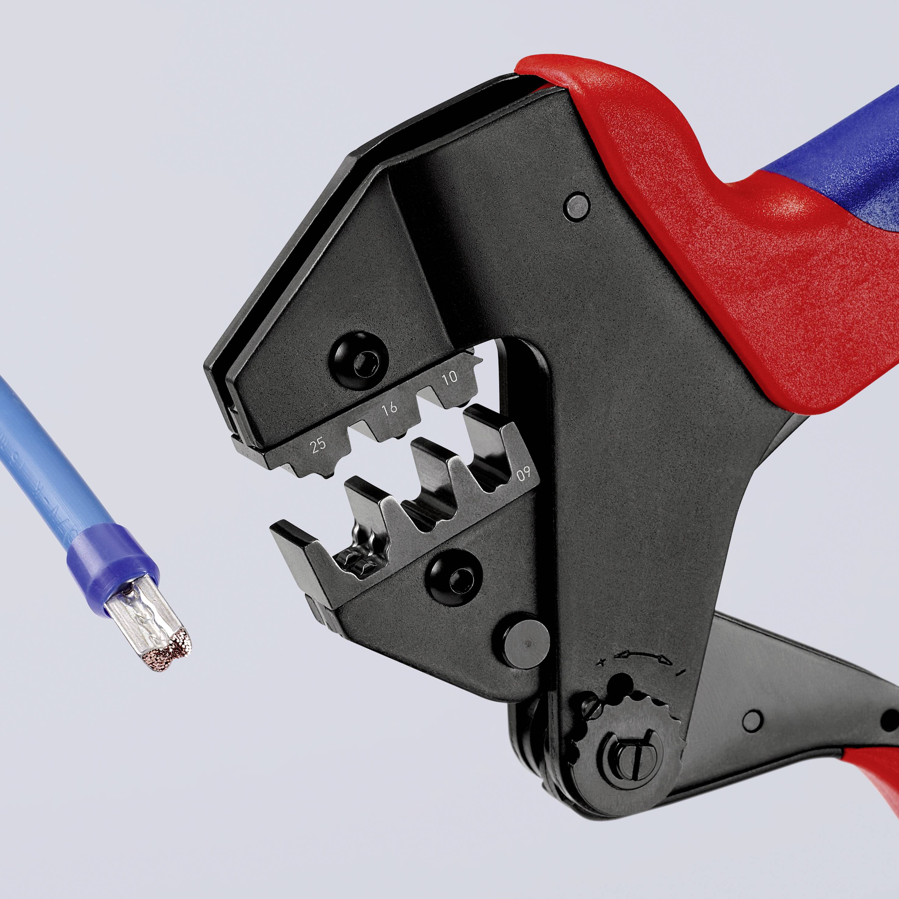 Kleště s červeno-černou rukojetí ukazují na modré kabely. Kabel je odizolovaný a připravený ke krimpování, detaily nástroje jsou viditelné.