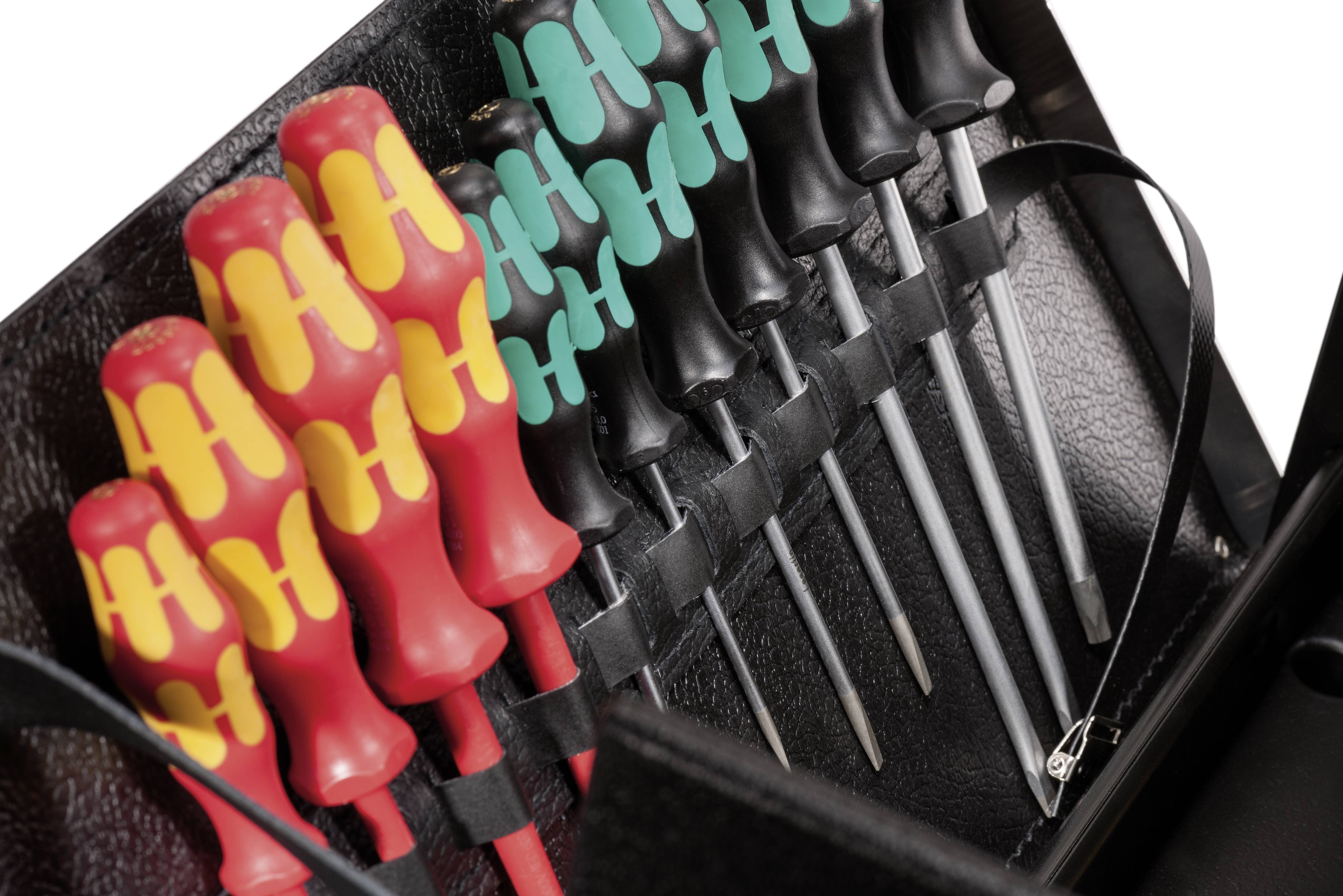 Sada šroubováků v krabici. Různé velikosti, červené a černé rukojeti. Nástroje uspořádané a připravené k použití.