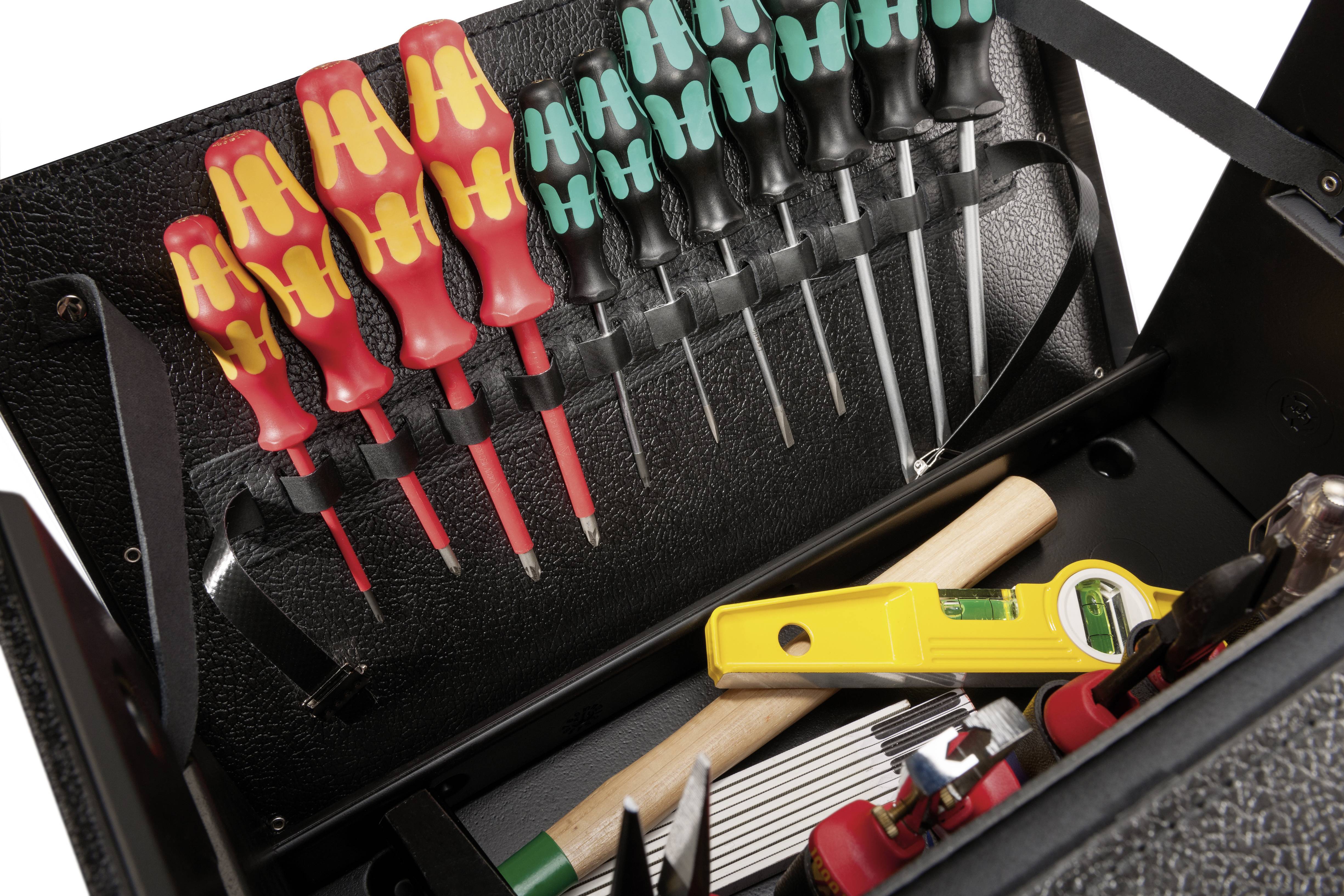 Sada nářadí s různými šroubováky, kladivem, vodováhou a dalšímiručními nástroji je otevřená a připravená k použití.
