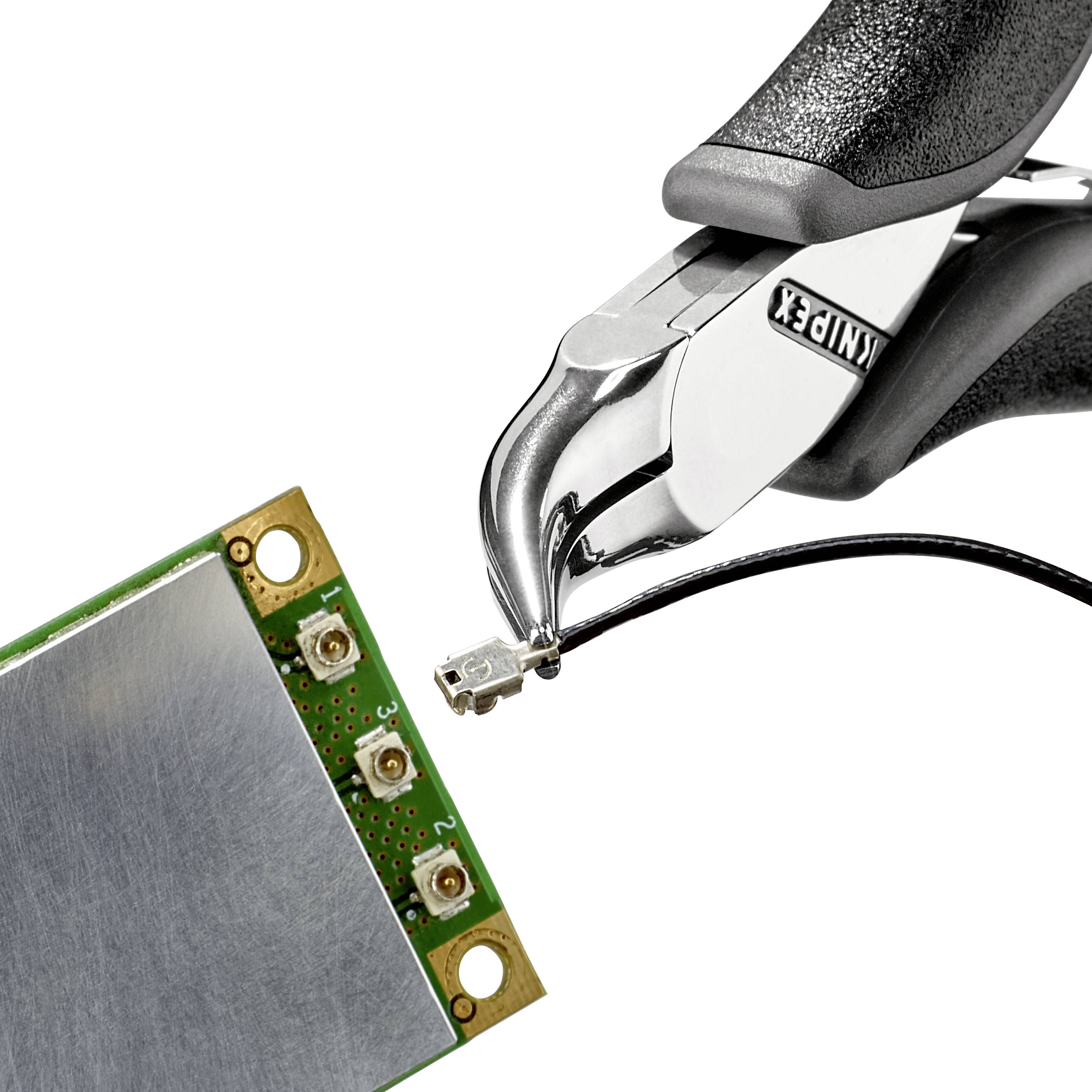 Elektronický kabelový střihač odřezává kabel z desky plošných spojů. Detailní záběr ukazuje přesnou manipulaci a použití nástroje.