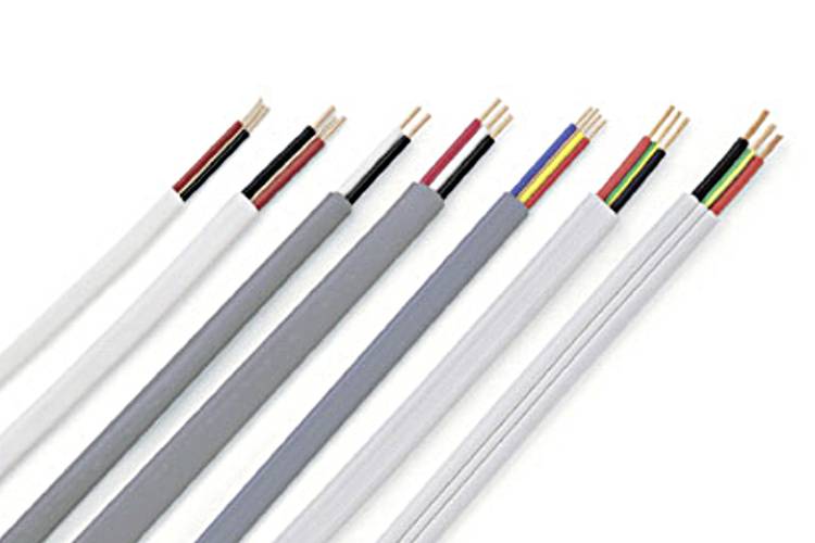 Sada devíti elektrických kabelů s různými barvami a počtem drátů. Leží rovnoběžně vedle sebe na bílém pozadí.