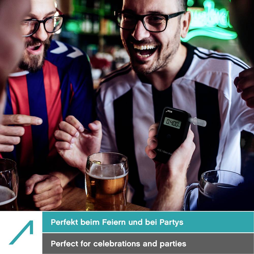 Tři smějící se lidé ve fotbalových dresech si přiťukávají pivními sklenicemi. Jedna z osob drží alkohol tester. Text: 'Perfektní při oslavách a párty'.