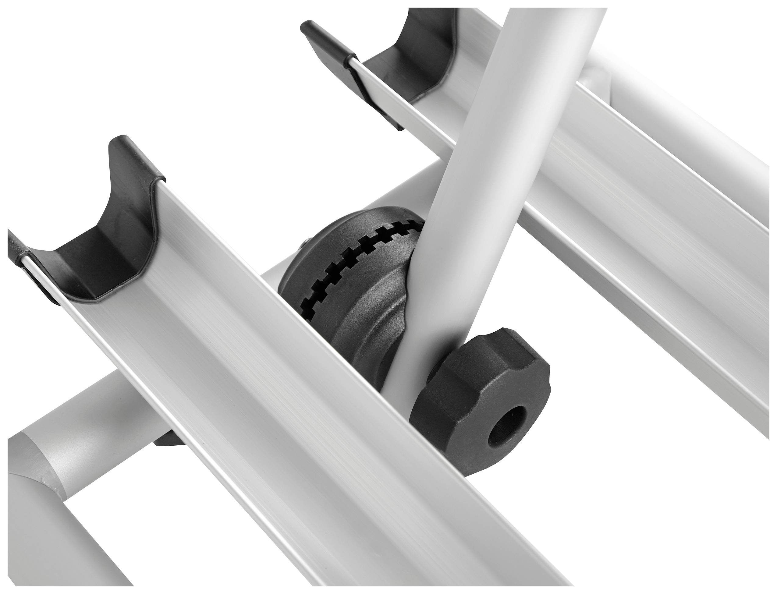 Detailní záběr nosiče jízdního kola s kolejnicemi a upevňovacím mechanismem pro stabilní uchycení rámu jízdního kola.