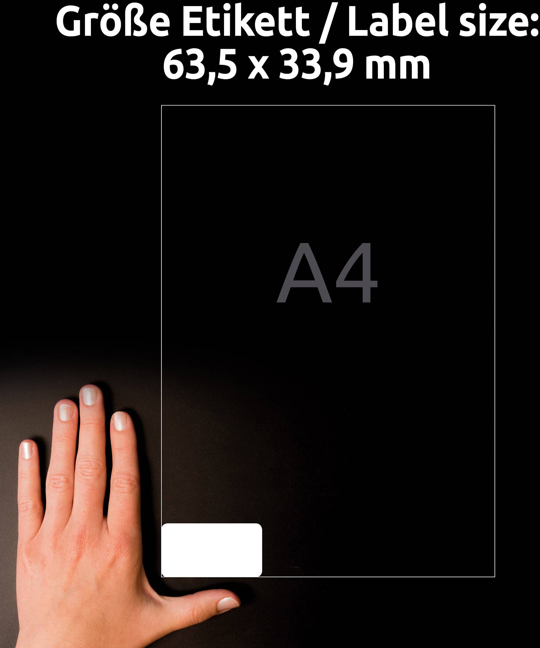 Ruka vedle A4 listu zobrazující velikost etikety 63,5 x 33,9 mm.