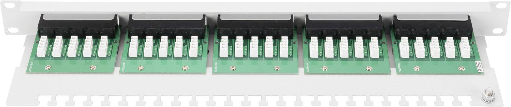 Patch panel se šesti komponenty, každá s zelenými deskami plošných spojů a bílými porty, namontovaný v bílém pouzdře.